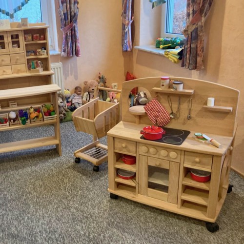 Kindermöbel mit Einkaufswagen im Zimmer