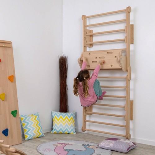 Sprossenwand mit Halterungen