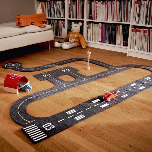 Flughafen Spielset aus Filz und Holz mit Startbahn, Flugzeugen und Tower aufgebaut