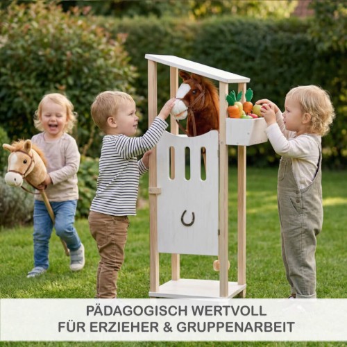 Kinder spielen gemeinsam mit Hobby Horse Stall im Garten