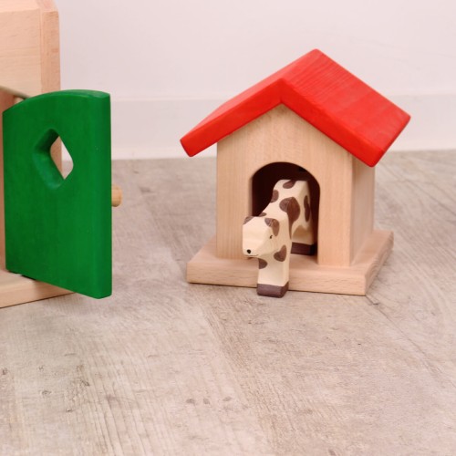 Kinder-Hundehuette aus Massivholz mit rotem Dach