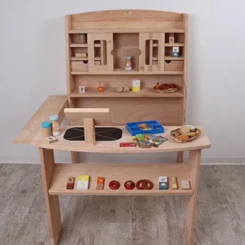 Kinderspielzeugset dargestellt im Kaufmannsladen für Kinder