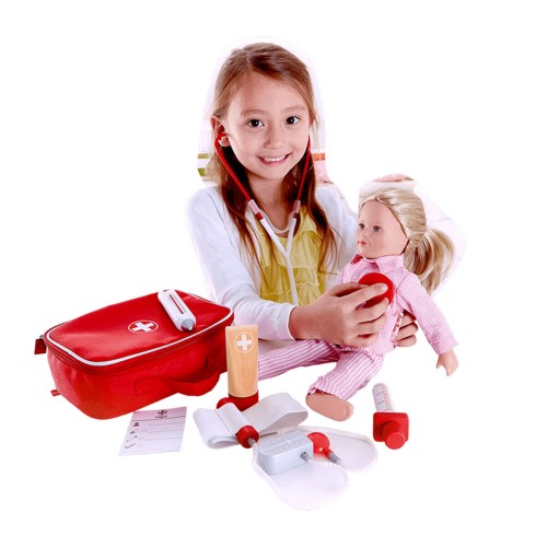 Kind spielt Doktor mit Puppe und rotem Arztkoffer-Spielset, inklusiv medizinischer Instrumente für Rollenspiele