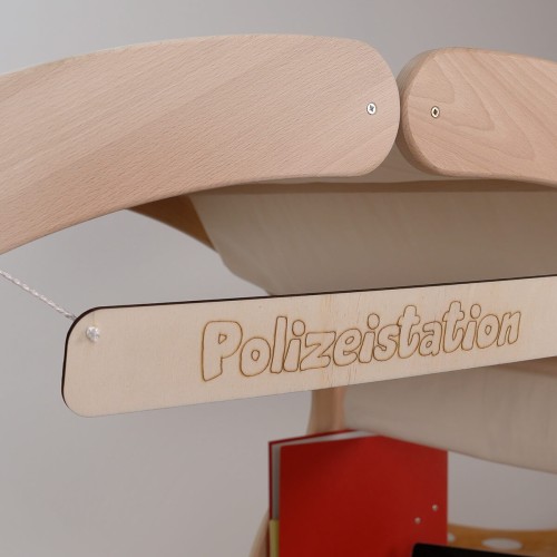 Kinder Gefängnis mit Polizeistation Schild