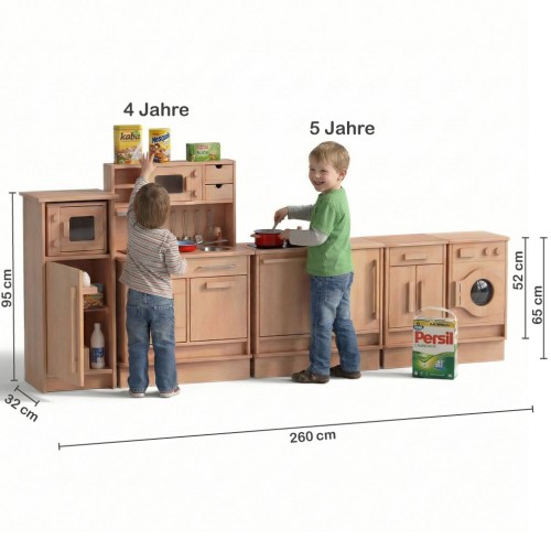 Größenvergleich zeigt ideale Spielhöhe der Kinderküchenzeile für Krippenkinder ab 2 Jahren