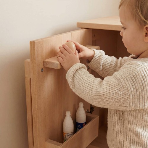 Kinder Kühlschrank aus Buche Massivholz – Kind öffnet die Tür und nutzt Eier- und Getränkehalter im realistischen Rollenspiel