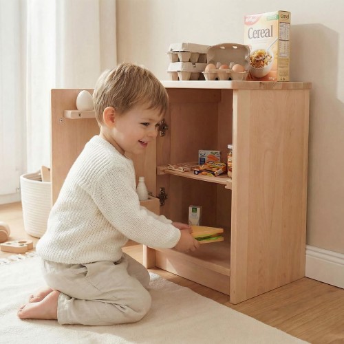 Kind spielt begeistert mit Kinder Kühlschrank aus Holz im skandinavischen Kinderzimmer – fördert Rollenspiel und Selbstständigkeit