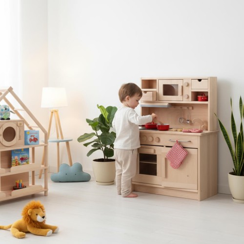 Spielküche - Spielendes Kind mit Spielständer im Hintergrund