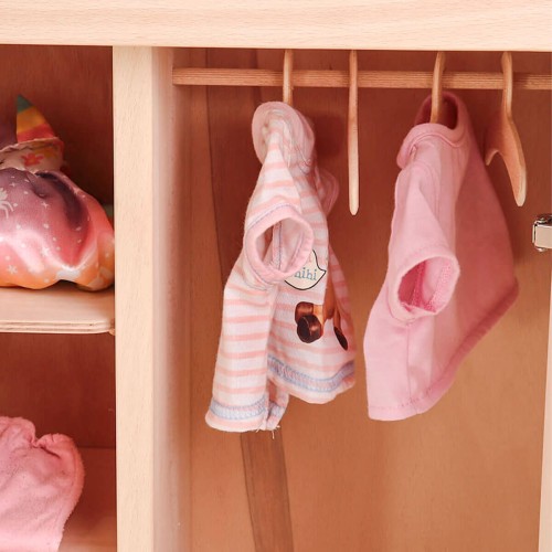 Kleiderschrank Bügel aufgehängt