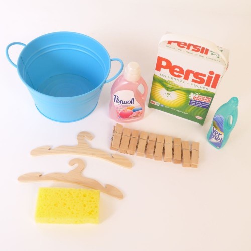 Waschzubehör von der Marke Tanner. Es besteht aus 1x Waschmittel, 1x Schwamm, 1ßer Set Wäscheklammer, 2x Kleiderbügel und 1x Waschzuhör