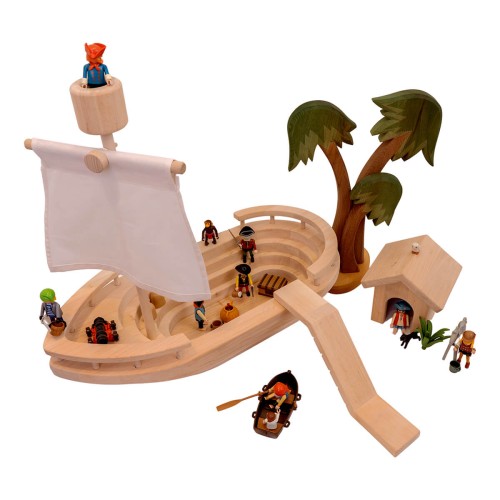 kinder-piratenschiff aus massivem holz mit Segelmast, mastkorb und segel, Variante ohne Deck, Kajütenhaus als Kapitänshaus an Land mit Holz-Deko-Palmen und Playmobil Piraten