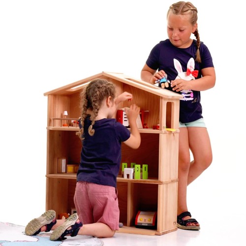 Puppenhaus mit spielendem Kind