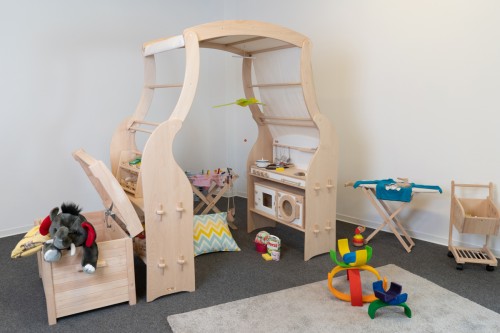 großer Spielständer mit Dachbogen, Kücheneinsätzen und Spiestruhe