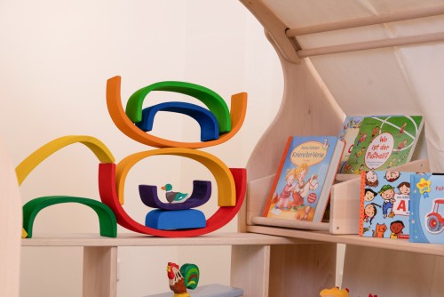 Buntes Regenbodenhaus aus Holz | Kinderspielzeug