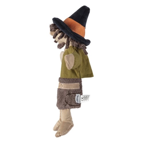 Seitenansicht der Stoffpuppe Räuber von Sterntaler mit angenähtem Hut und Gürtel