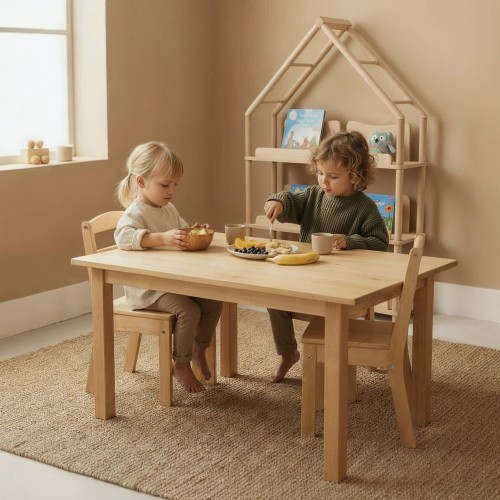 Montessori Tisch aus Holz mit zwei Kindern beim Snack – fördert Gemeinschaft und Selbstständigkeit
