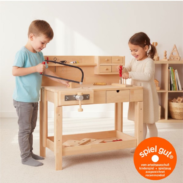Kinderhobelbank aus Holz mit zwei spielenden Kindern in hellem skandinavischem Kinderzimmer – höhenverstellbare Werkbank von Holzspielzeug Peitz.