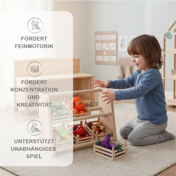 Features Holzspielzeug für Kinder. Kind spielt mit Stiege und Regal und sortiert Obst und Gemüse aus Holz von Holzspielzeug Peitz