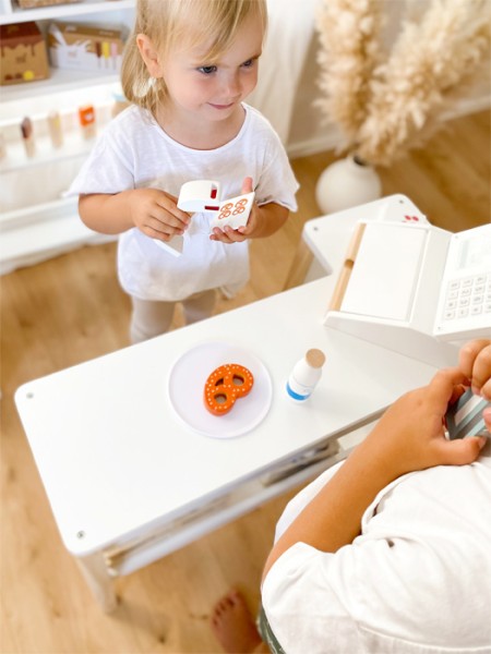 Spielzeugkasse mit Scanner - Freudige Kinder