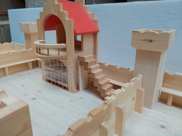 Ritterburg aus Massivholz mit zusätzlichen Mauernteilen