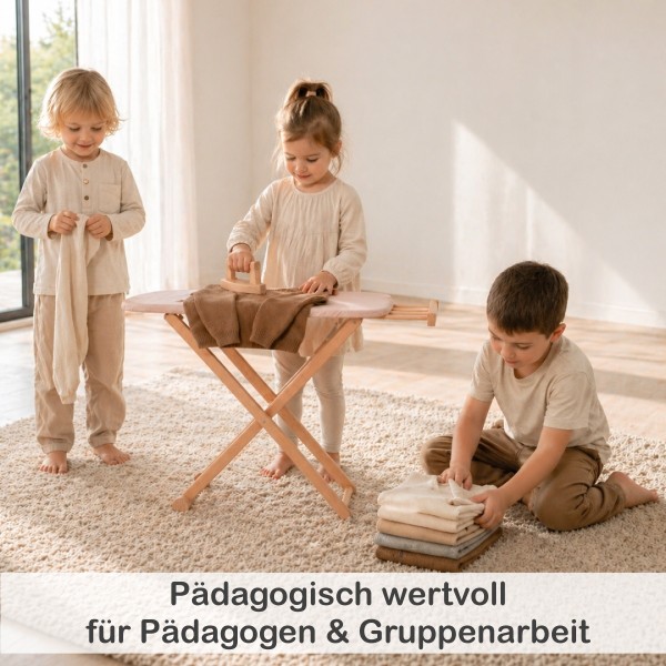 Mehrere Kinder spielen gemeinsam mit Holz Bügelbrett