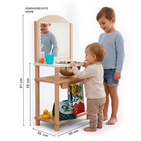 Montessori Waschtisch NERI im Größenvergleich mit zwei Kindern zeigt kindgerechte Höhe, Breite und Tiefe