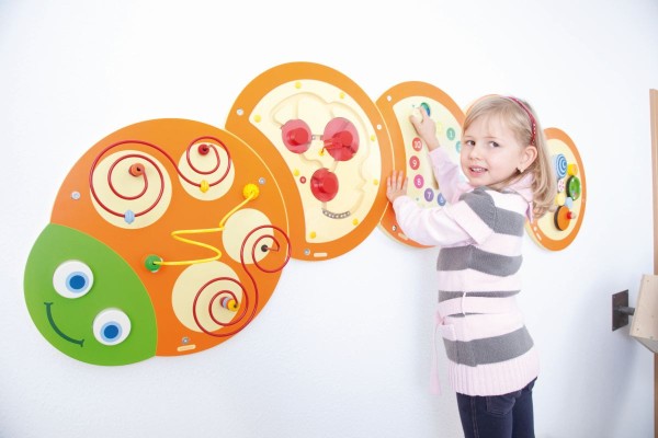 Motorik-Spielzeut-Set mit 5 Elementen an der Wand zu befestigen.