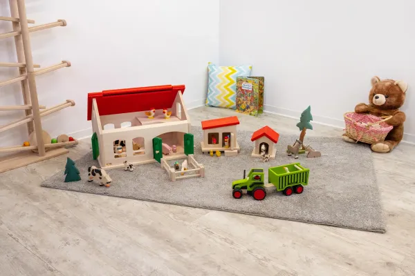Spielwelt Bauernhof mit Scheune, Huehnerstall, Traktor, Bäumen, Tieren und Figuren, Design von Holzspielzeug Peitz