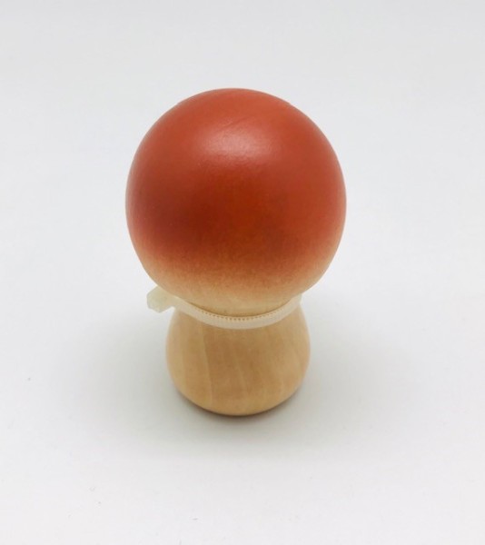 Detailgetreuer Spielzeug-Pilz aus Holz mit einem braun glänzenden Hut und hellem Stiel