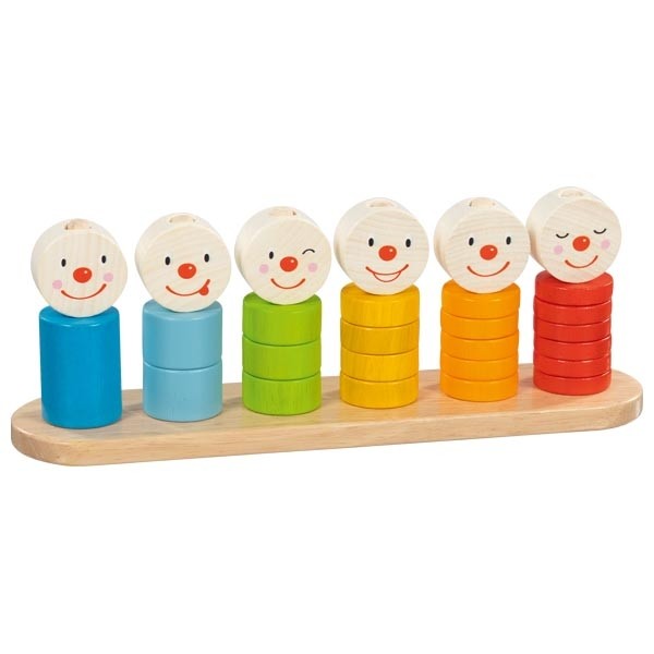 buntes sortierspiel mit baukloetzen zum aufstecken