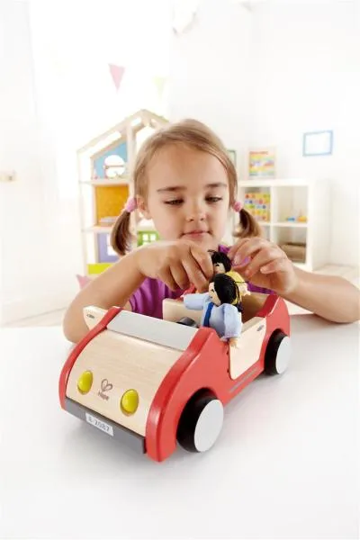 Spielzeugauto als Ergänzung für das Puoppenhaus