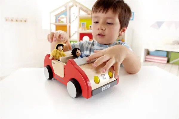 Holzspielzeugauto als Ergänzung für das Puppenhaus