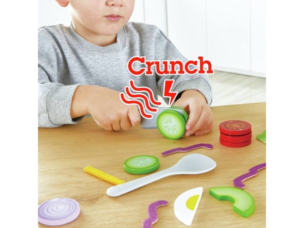 Kind schneidet Spiellebensmittel
