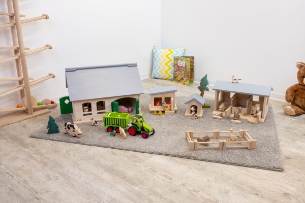 Massivholz-Spielzeug-Hofstelle-Bauernhof-Huehner-Stall-Hunde-Huette-Pferde-Tiere-Stall-Zaun-Trecker