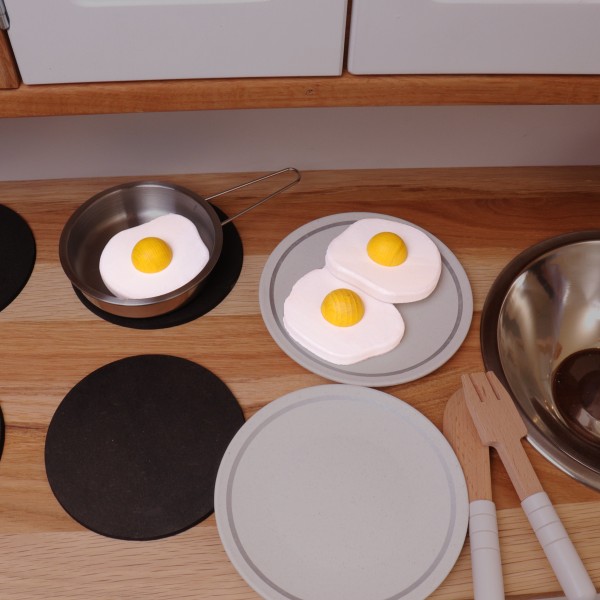 Spielpfanne mit Spiegelei aus Holz, Teller und Salatbesteck