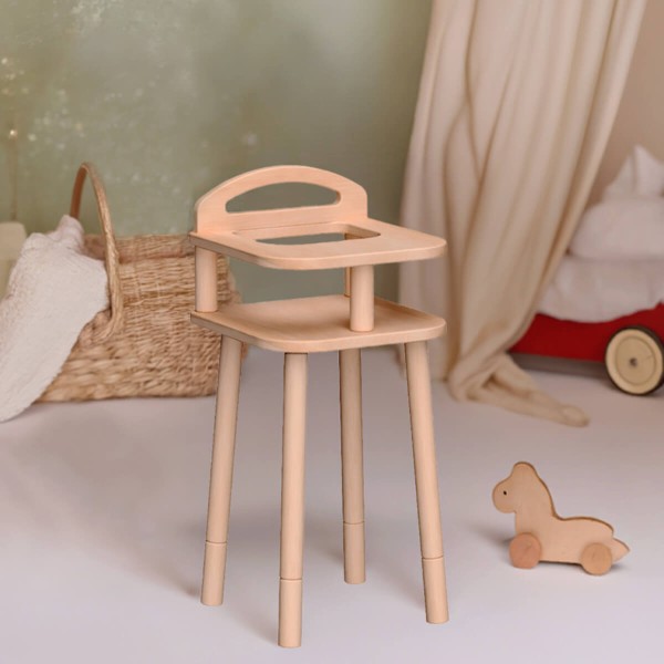 Puppenhochstuhl im Kinderzimmer mit Zubehör