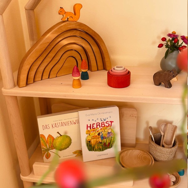 Bücherregal im Montessori Stil für Kinder