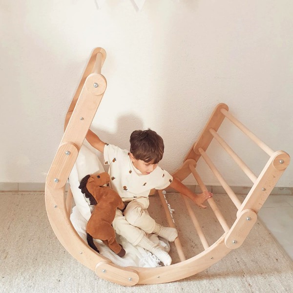 Flexi Kletterbogen Wippe Balu - Spielendes Kind