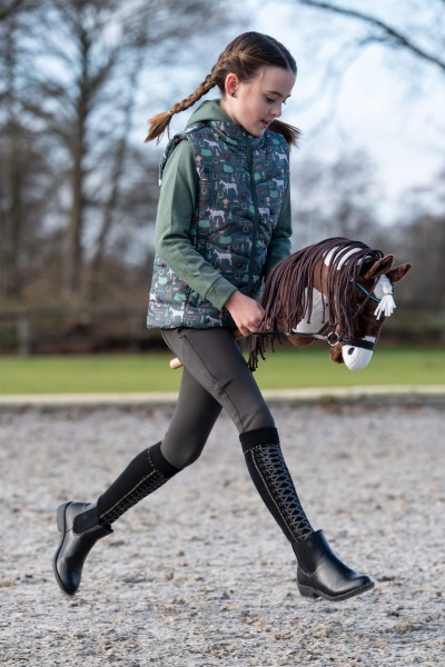Kinder beim Sport mit Hobby Horse Pferden
