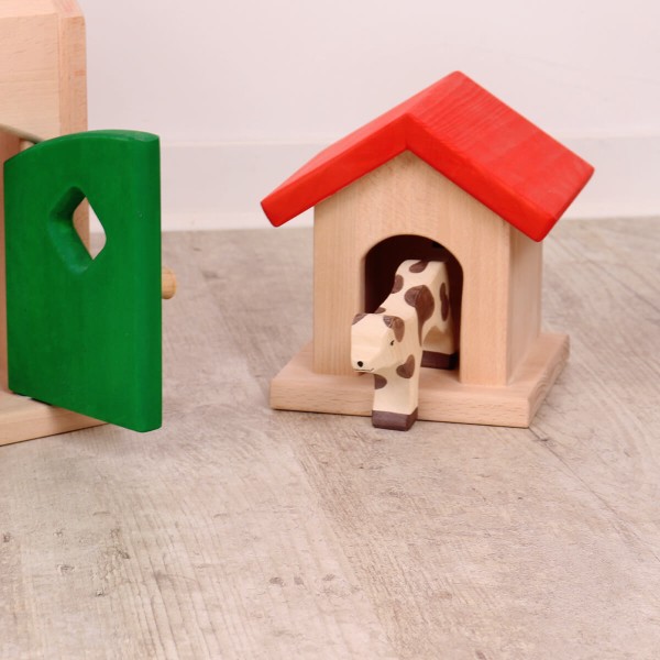 Kinder-Hundehuette aus Massivholz mit rotem Dach