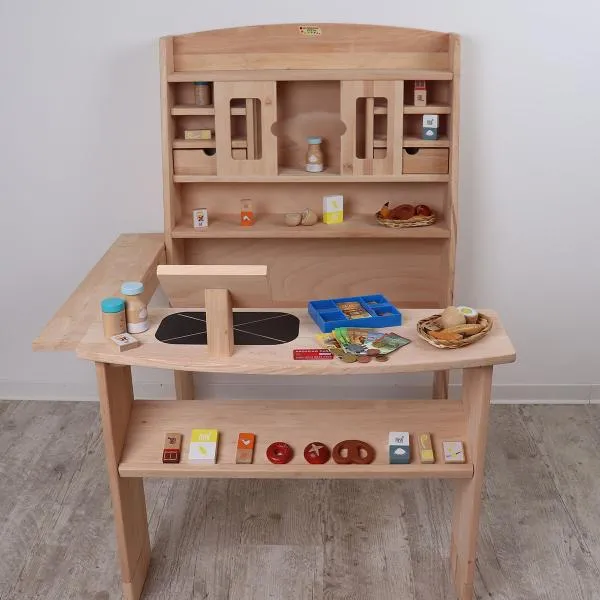Kinderspielzeugset dargestellt im Kaufmannsladen für Kinder
