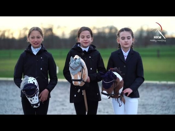 Kinder beim Sport mit Hobby Horse Pferden