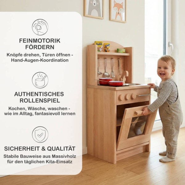 Holzküche Kinder natur – konzentriertes Spiel im Montessori-Kinderzimmer, unterstützt freies Rollenspiel und Entwicklung