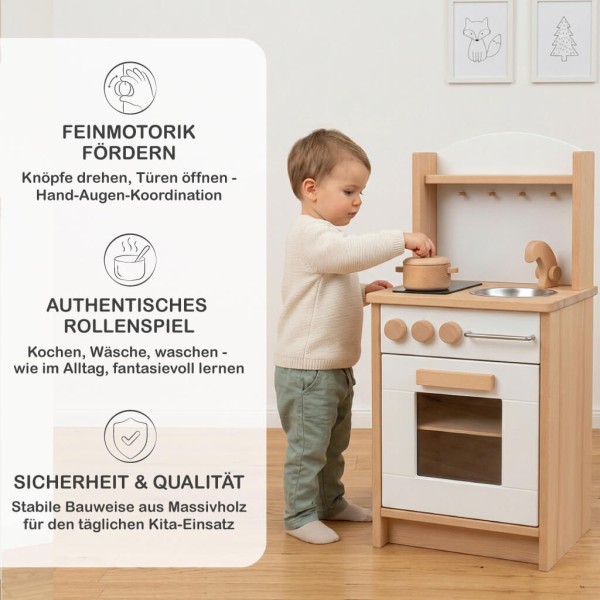 Holzküche Kinder natur – konzentriertes Spiel im Montessori-Kinderzimmer, unterstützt freies Rollenspiel und Entwicklung