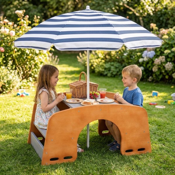 Holz Kinder Wippe als Tisch im Garten mit Sonnenschirm und Picknick