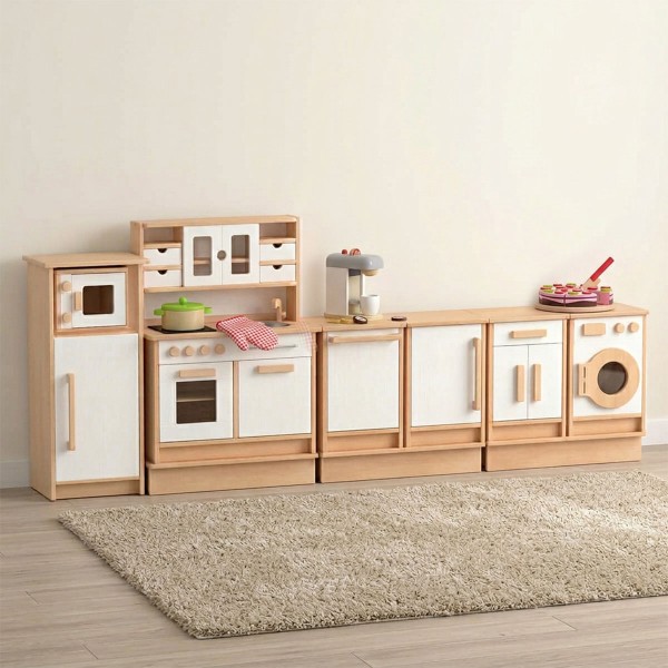 Große Kinderküchenzeile aus Holz mit mehreren Spielküchenmodulen und Arbeitsflächen auf einem Teppich im Kinderzimmer