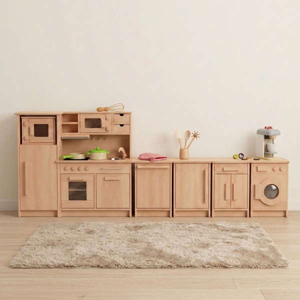 Große Kinderküchenzeile aus Holz mit mehreren Spielküchenmodulen und Arbeitsflächen auf einem Teppich im Kinderzimmer