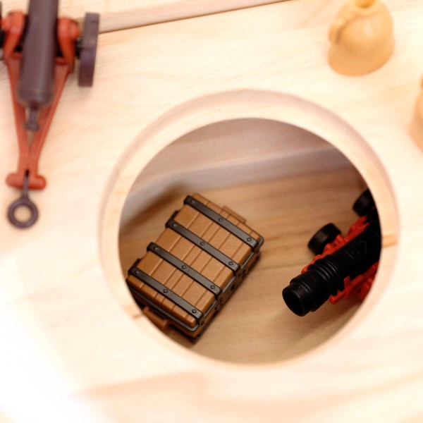 Kinder-Piratenschiff und Kinder-Arche, Detail Ladeluke im Deck getrennt zu öffnen, Laderaum für Schätze