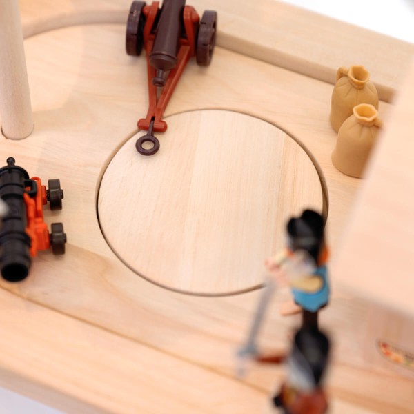 Kinder-Piratenschiff und Kinder-Arche, Detail. Ladeluke im Deck geschlossen, Massivholz, natur, nachhaltig, von Holzspielzeug-Peitz