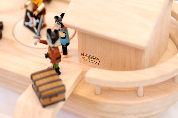 Kinder-Piratenschiff und Kinder-Arche, Detail Kajüte mit Laderampe und Playmobil Piraten